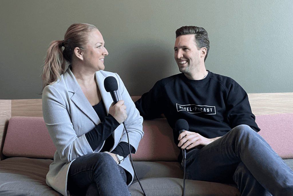 Daniela spricht mit dem Moderator des Hotel-Podcasts.