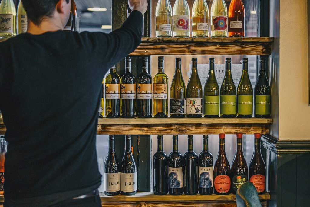 Les meilleurs restaurants végans à Berlin : étagères remplies de bouteilles de vin