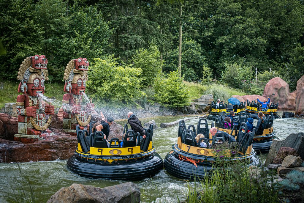Amsterdam mit Kindern: Familien auf einer Wasserfahrt im Freizeitpark Efteling bei Amsterdam