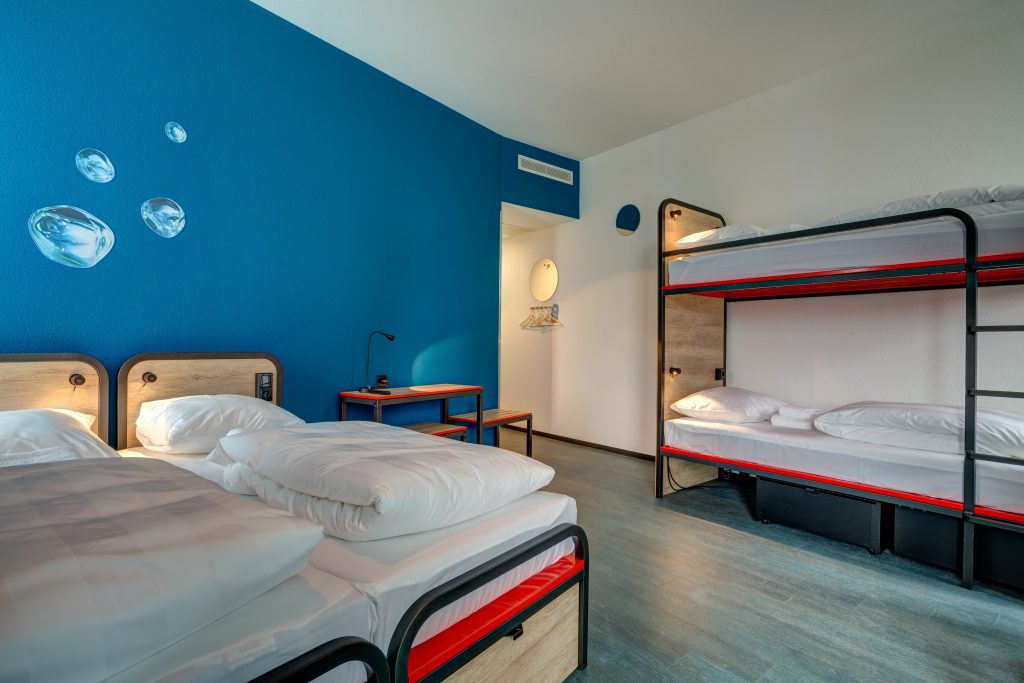 Familienzimmer im MEININGER Hotels Amsterdam mit Etagenbett und buntem Dekor