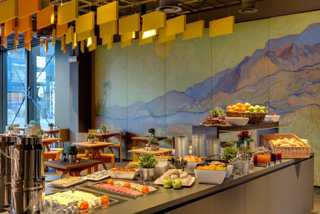 Frühstücksbuffet im MEININGER Hotels Amsterdam mit frischem Obst und Brötchen