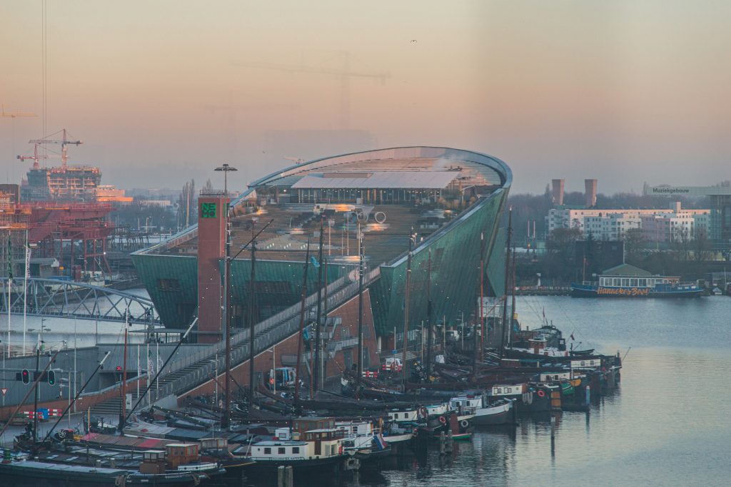 Amsterdam mit Kindern: NEMO Science Museum Amsterdam vom Wasser aus bei Sonnenuntergang