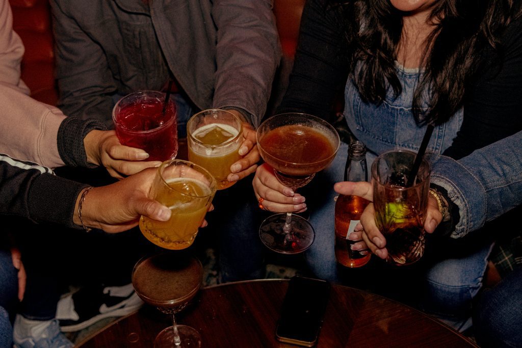 Die besten Bars in Salzburg: Menschen stoßen an mit Cocktails