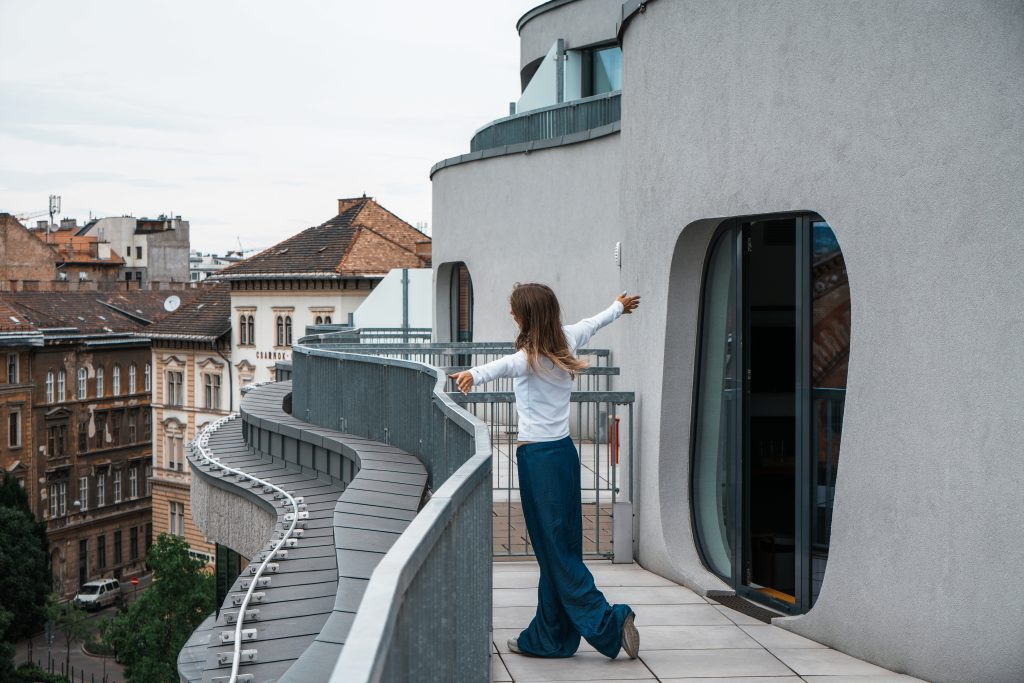 Guest on the rooftop terrace of MEININGER Budapest overlooking the city