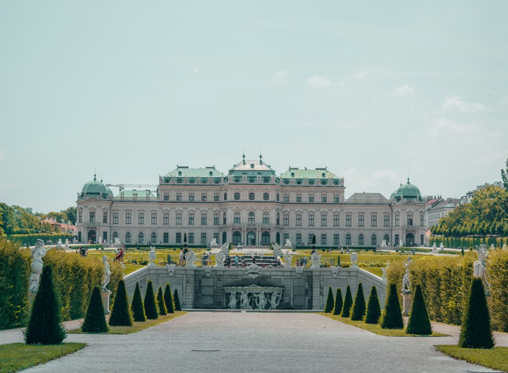 Instagram Wien: Oberes Belvedere mit Barockgarten, Brunnen und Skulpturen in Wien