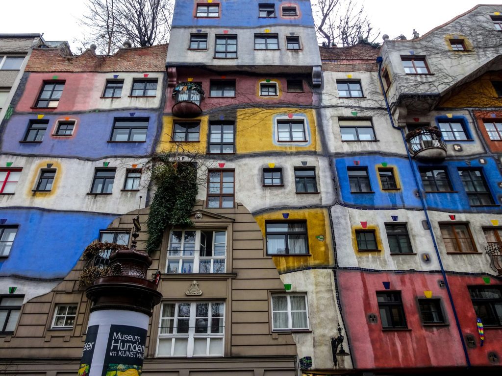 Instagram Wien: Bunte und skurrile Fassade des Hundertwasserhauses in Wien
