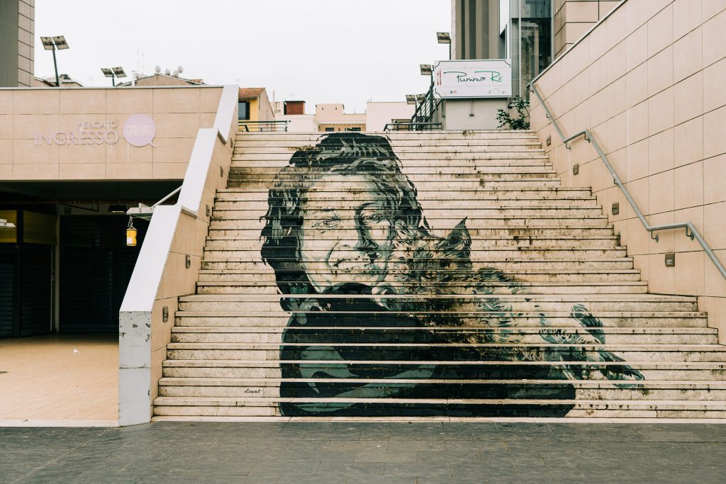 Rom guenstig: Großes Street-Art-Mural auf den Stufen vor dem Mercato Trionfale in Rom