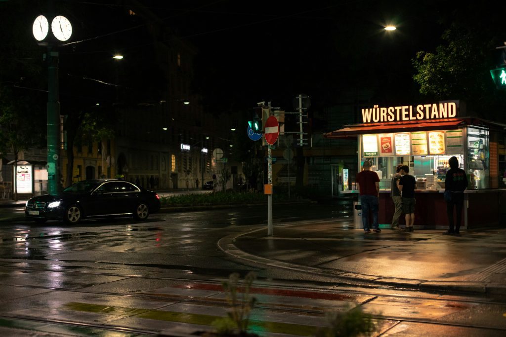 Cosa mangiare a Vienna: un chiosco Würstelstand di notte