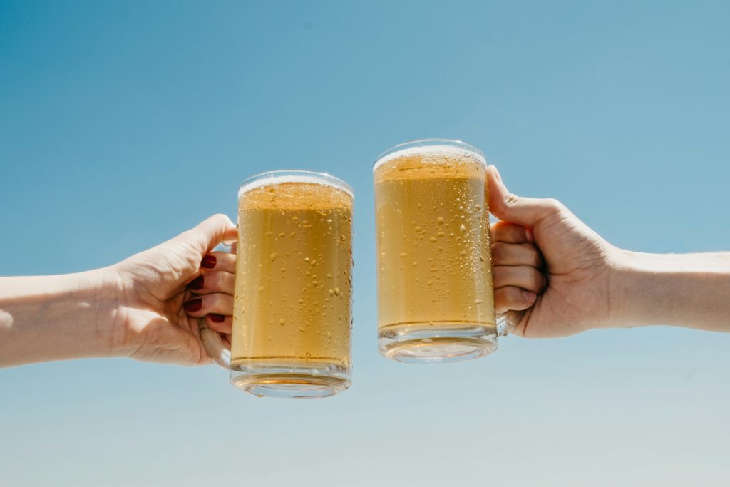 Romantic things to do in Cologne: couple toasting with Kölsch beer
