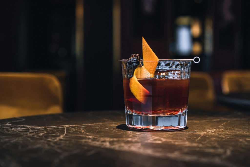 besten bars amsterdam: ein Old Fashioned Cocktail