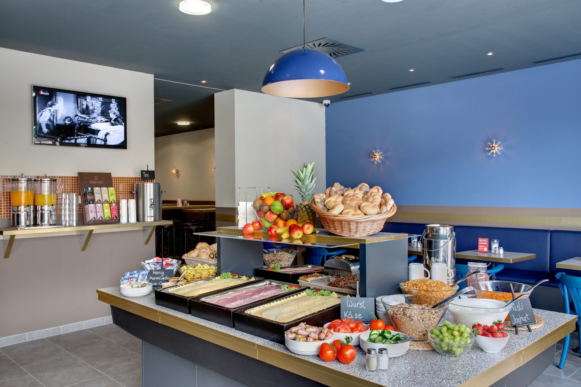 Breakfast room at MEININGER Hotel Salzburg City Center