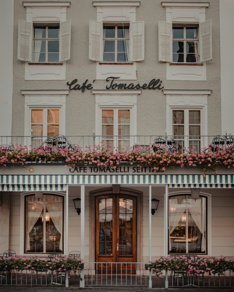 Best cafes in Salzburg: frontal view of the Cafe Tomaselli terrace