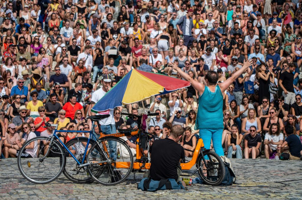 Was du an einem Sonntag in Berlin machen kannst: Menschen jubeln bei Mauerparks legendärer Karaoke-Show