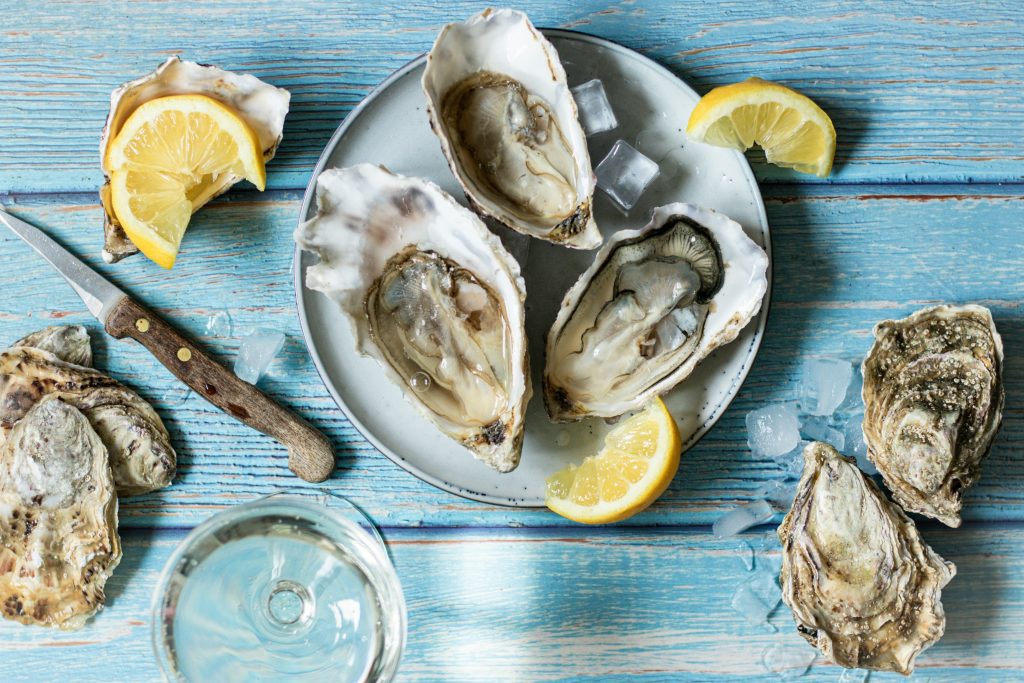 What to eat in Bordeaux: Fresh Arcachon oysters with lemon