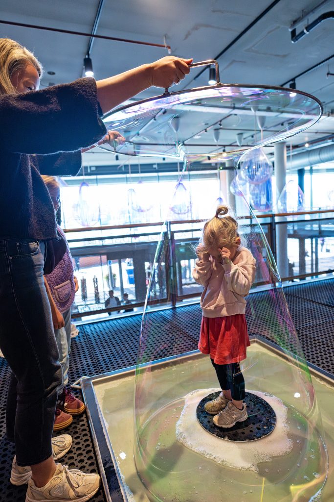 Amsterdam en famille : une mère met son enfant dans une grosse bulle de savon