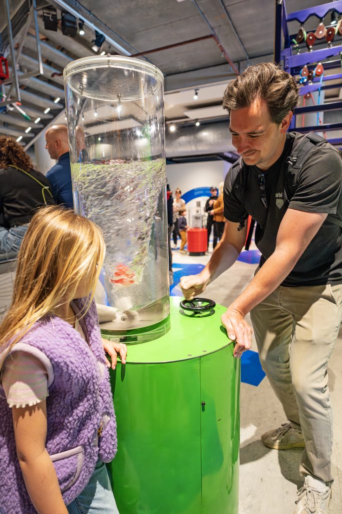 Amsterdam en famille : un père et sa fille créant un tourbillon d'eau