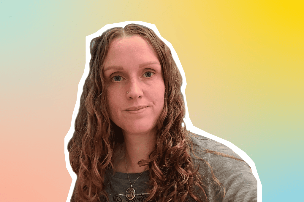 Ein Porträt von Sandra, Customer Care Managerin bei MEININGER Hotels, vor einem Hintergrund mit farbigem Farbverlauf.