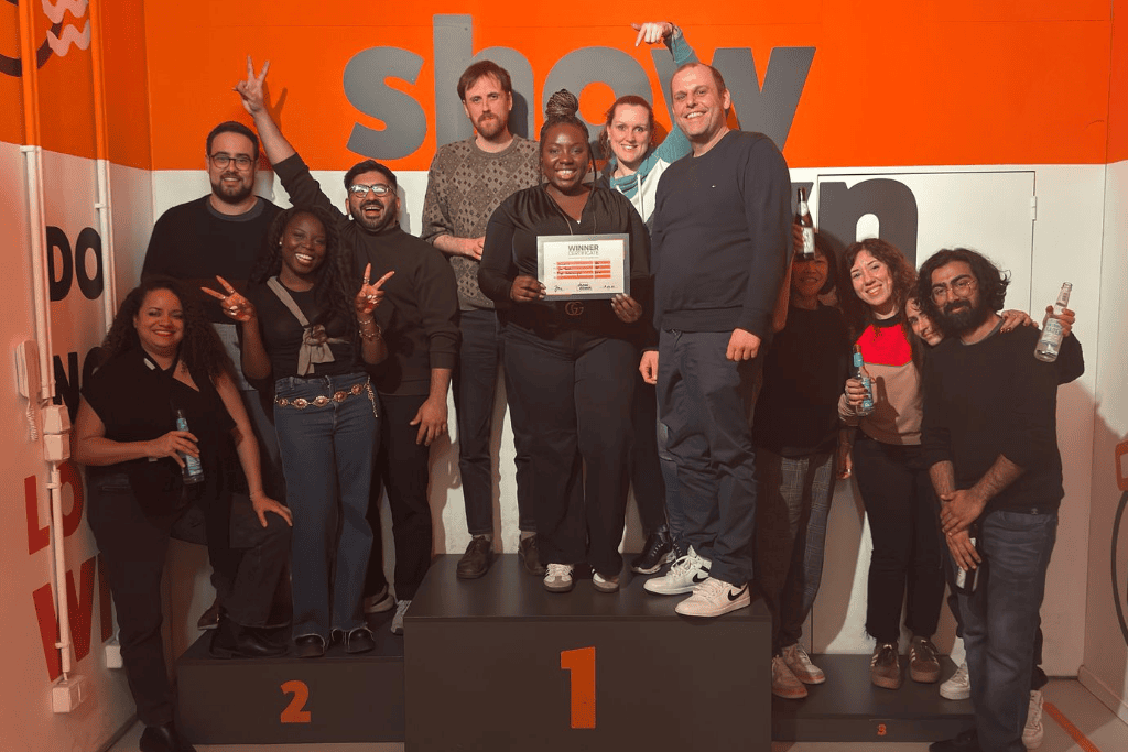 Sandra und ihr Kundenservice-Team auf einem Podium