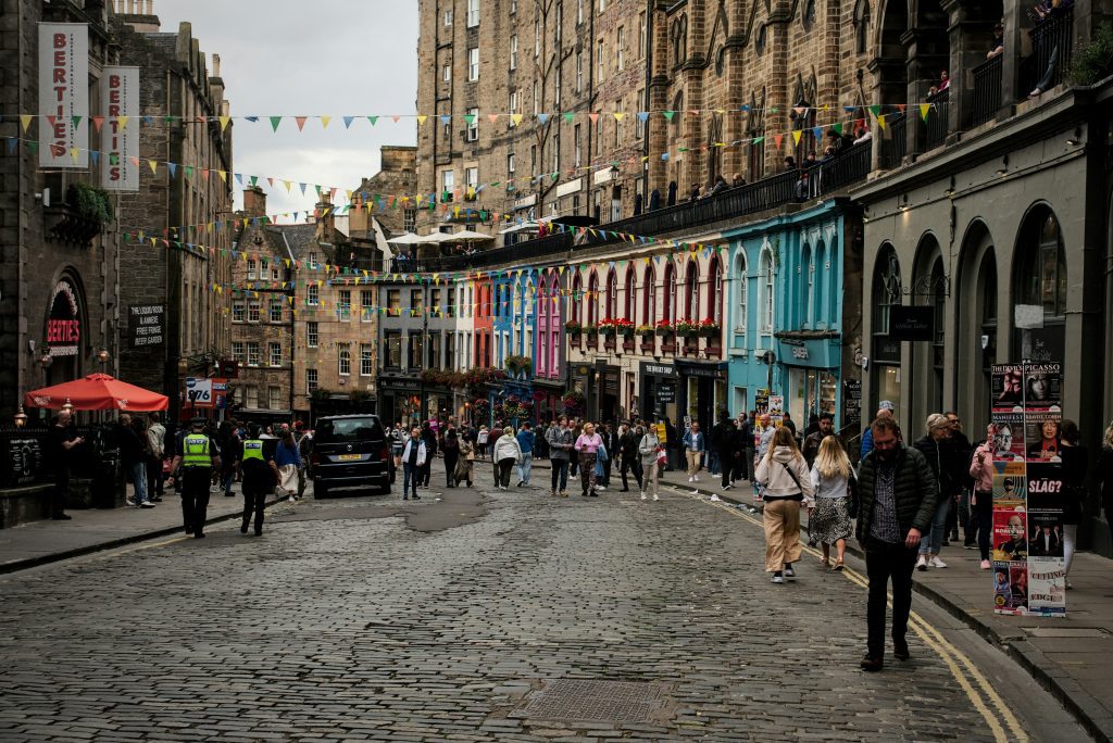 West Bow Street mit farbenfrohen Gebäuden und Menschen auf der Straße