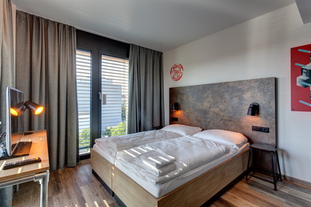 Chambre privée avec lits et décoration lumineuse dans les MEININGER Hotels à Berlin
