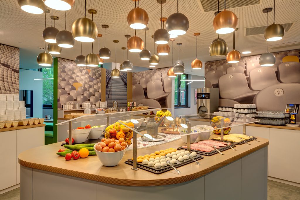 Espace lounge au MEININGER Hotel Munich Olympiapark pour vous réchauffer après une journée sur les marchés de Noël de Munich