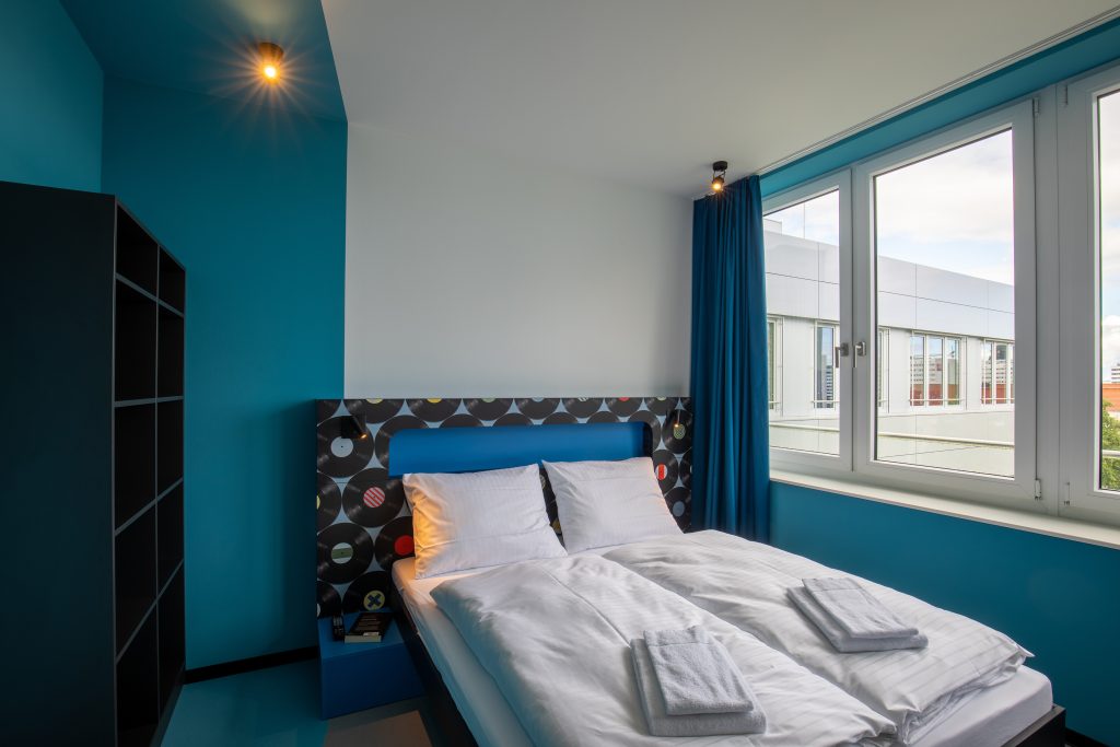 Chambre privée au MEININGER Hotel Dresden Zentrum, à quelques minutes à pied du marché de Noël de Dresde sur l’Altmarkt