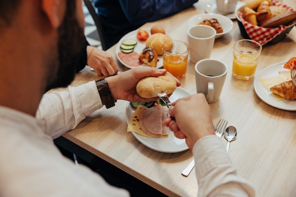 Gros plan sur un petit-déjeuner servi sur une table