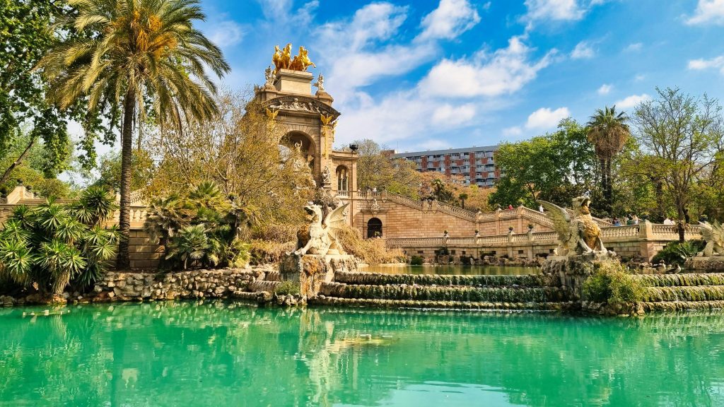 School trip to Barcelona: Golden fountain and turquoise lake at Parc de la Ciutadella, Barcelona