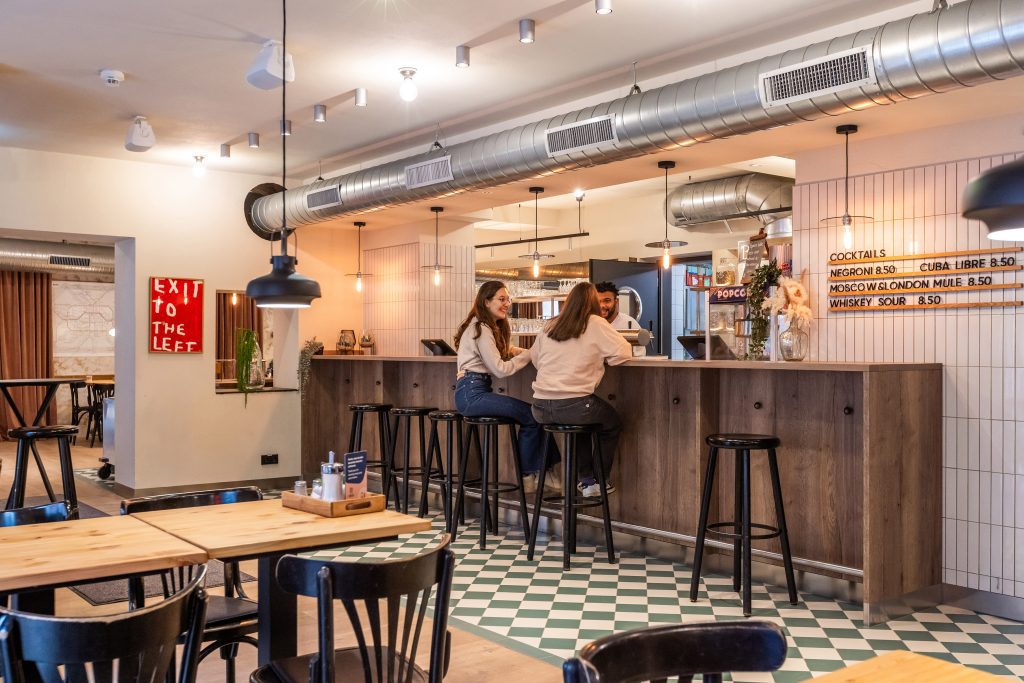 Bar d’hôtel avec comptoir et espace salon dans les MEININGER Hotels à Berlin