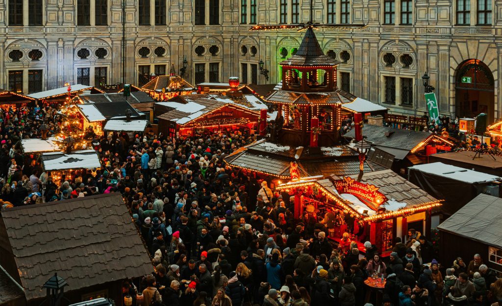 Ambiance chaleureuse et animée : stands lumineux du marché de Noël de la Residenz à Munich