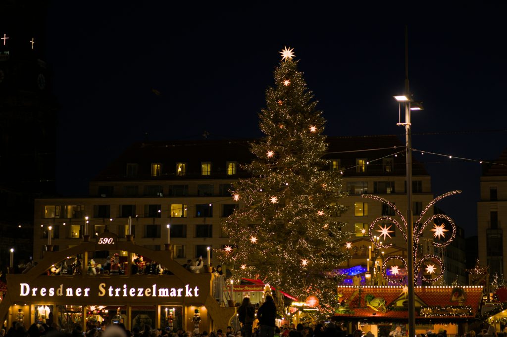 Marché de Noël de Dresde illuminé la nuit, avec l’arbre lumineux du Striezelmarkt et ses stands