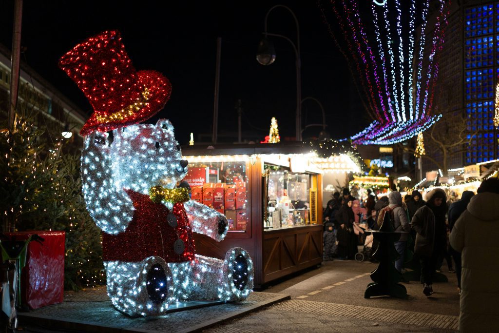 Ourson lumineux portant un haut-de-forme près d’un stand, marché de Noël du Kurfürstendamm