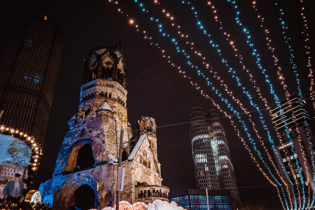 Illuminations de Noël au-dessus de l’église commémorative Kaiser-Wilhelm, marché du Kurfürstendamm