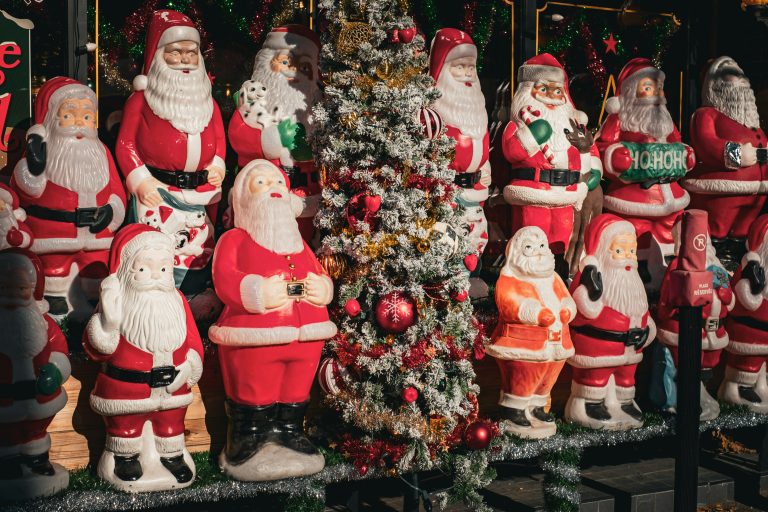 Santas stautues