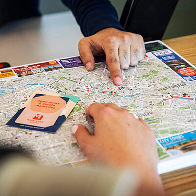 Guest pointing on an Europe map with all MEININGER destinations