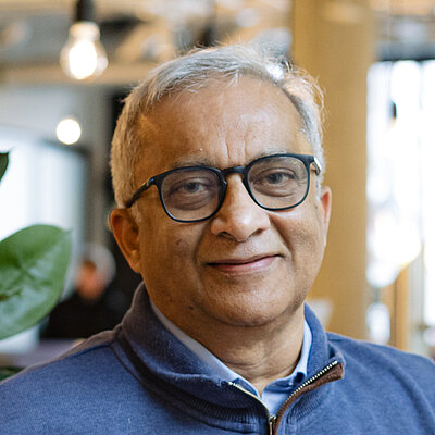 Porträt von Ajit Menon, Geschäftsführer (CEO) von MEININGER Hotels