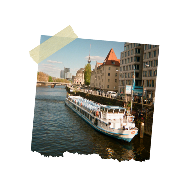 Photo montrant un bateau sur la Spree avec la tour TV de Berlin en arrière-plan