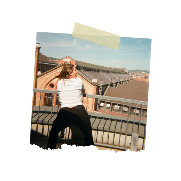 Photo de film montrant une femme posant sur une terrasse à Budapest, Hongrie