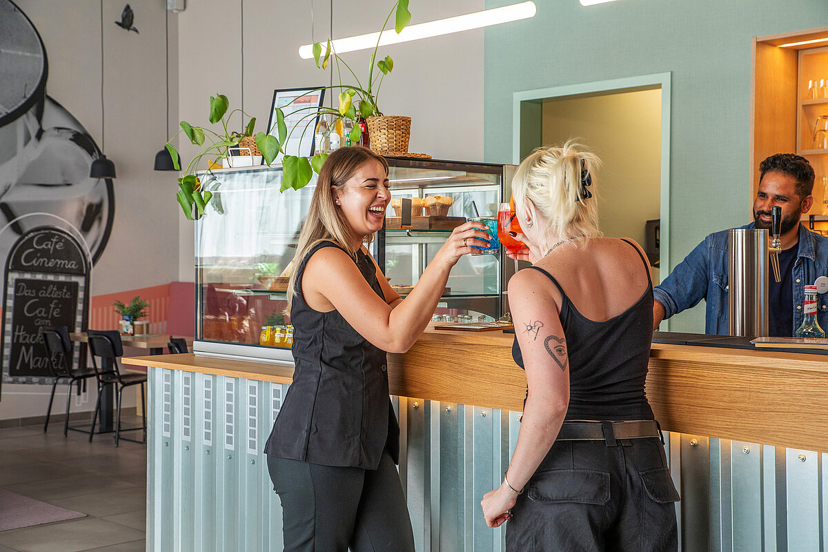 Hotelbar MEININGER Hotel Berlin Airport