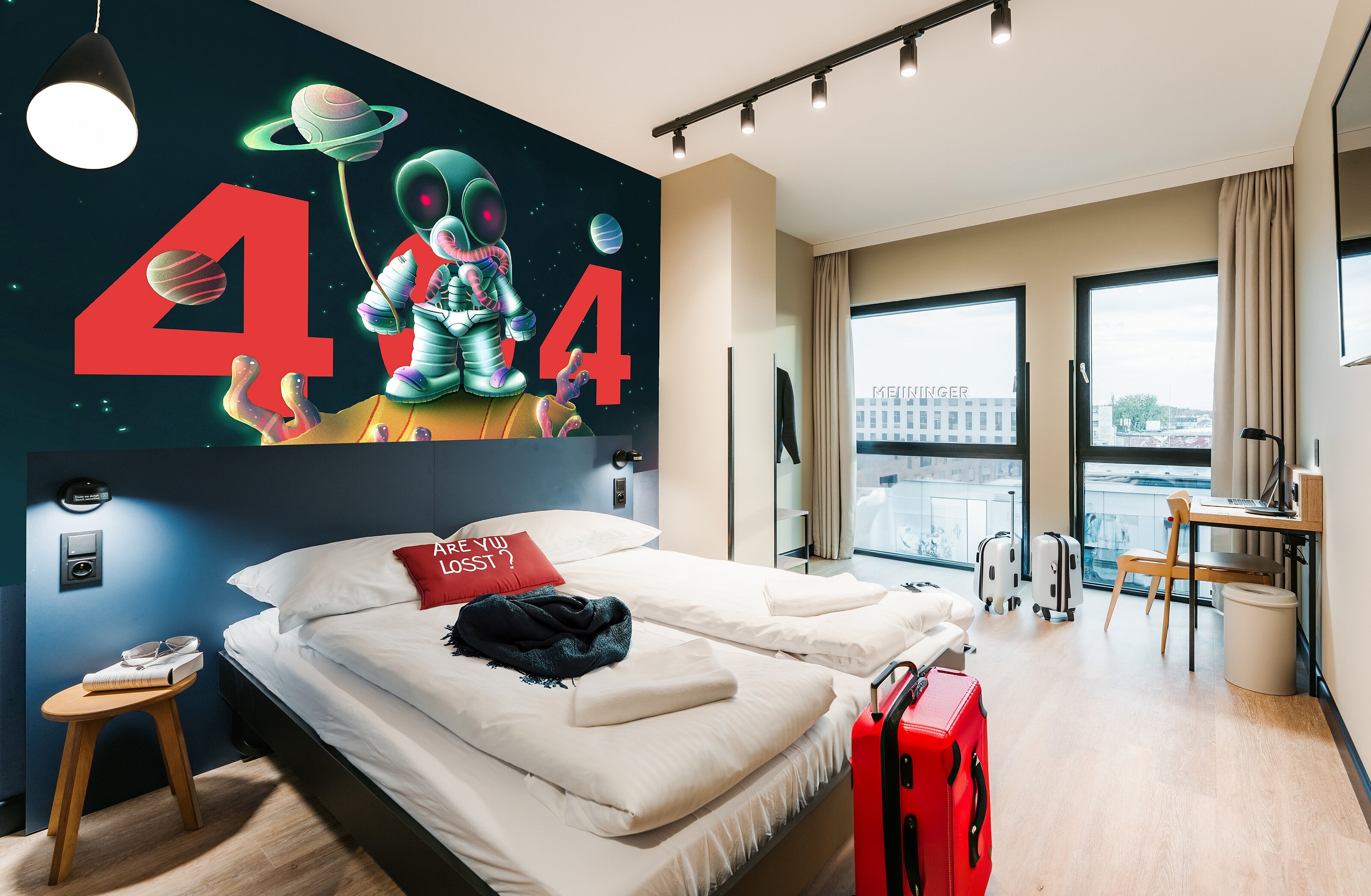 A 404 wall decoration painted on a MEININGER Hotels room