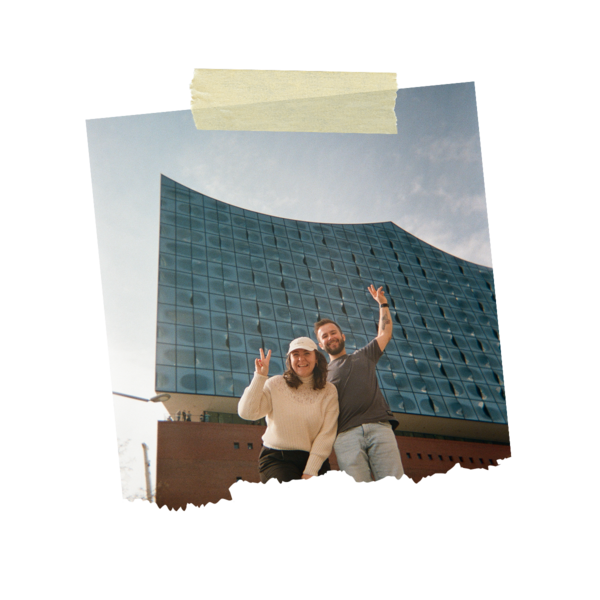 A couple in front of the Hamburg Philarmonie