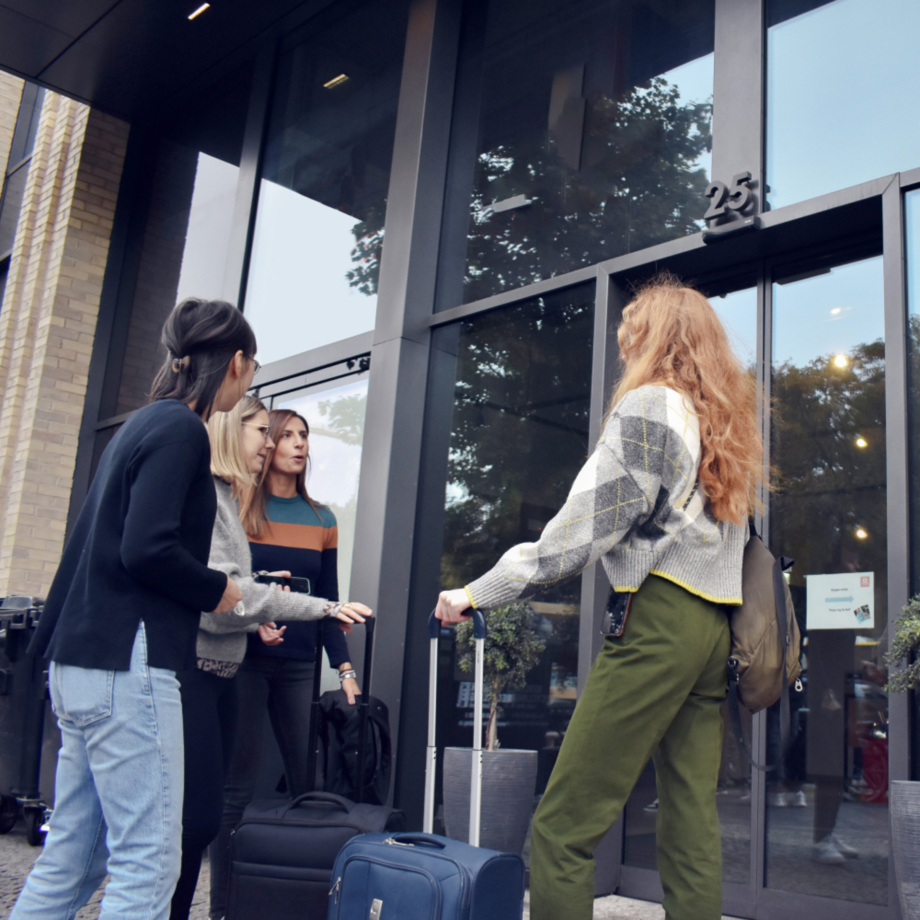 A group of friends staying at MEININGER Hotels