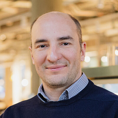 Porträt von Nicolas Capelle, Vize-Präsident für Entwicklung & Vermögensverwaltung bei MEININGER Hotels