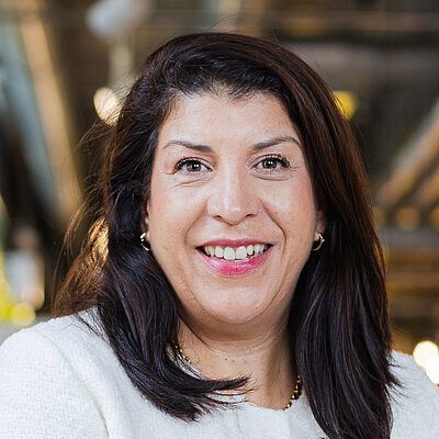 Porträt von Vivian Schneider, Vizepräsidentin Finanzen der MEININGER Hotels