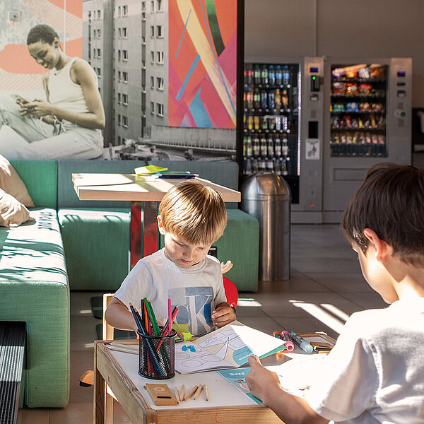 Père et enfant en train, reflétant les réductions familiales chez MEININGER Hotels.