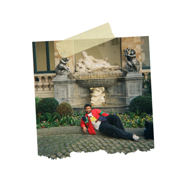 Photo d'homme posant à côté d'une statue Renaissance à Bruxelles, Belgique