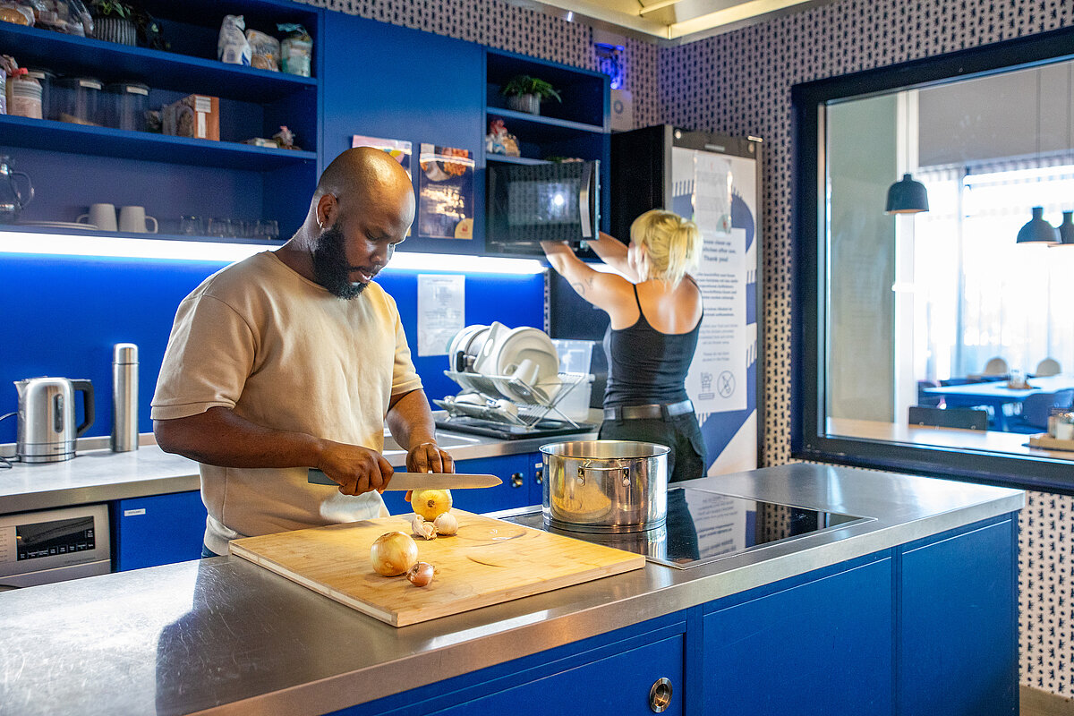 Cuisine commune MEININGER Hotel Berlin Airport