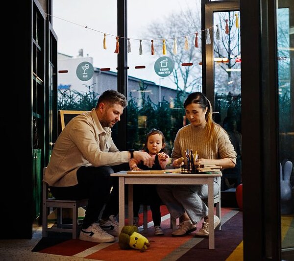 Familie mit drei Kindern zeigt die familienfreundliche Atmosphäre bei MEININGER Hotels.