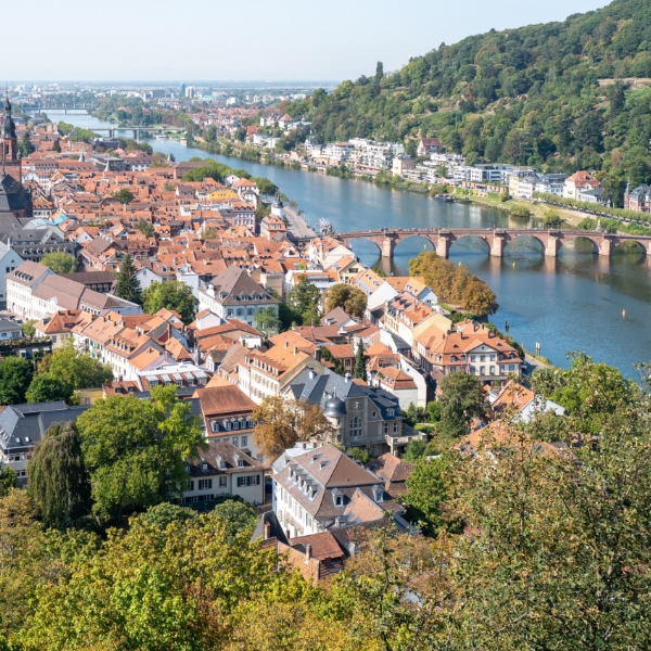 Malownicza rzeka i stary rynek Heidelbergu z wygodnymi hotelami MEININGER.