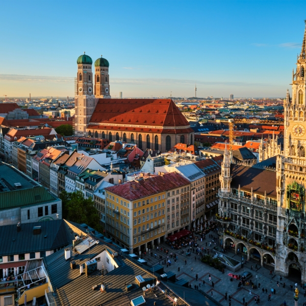 Zachwycający Marienplatz i zabytki w Monachium, z hotelami MEININGER w pobliżu na Twój pobyt